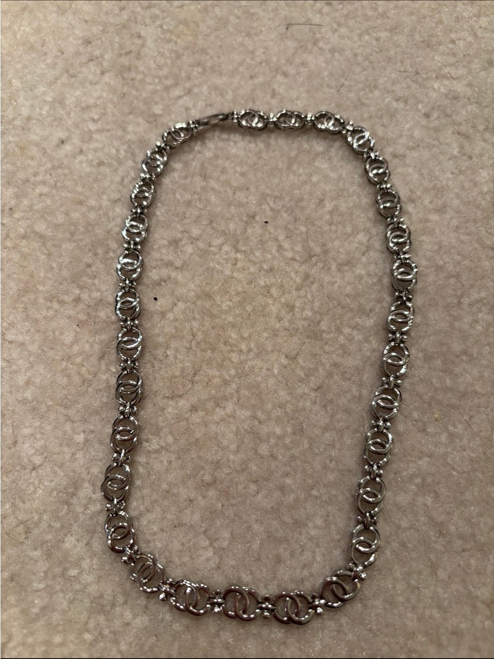 Silver Link Circle Necklace - Women Jewelry. Vintage silver tone link necklace.